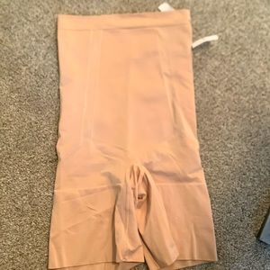 SPANX NEVER WORN High-Waisted Mid-Thigh Shorts